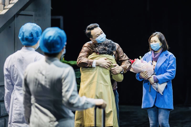 天津人艺推出抗击疫情舞台情景剧致敬白衣天使