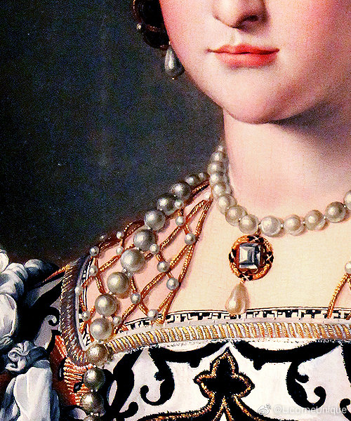 油画里的复古项链