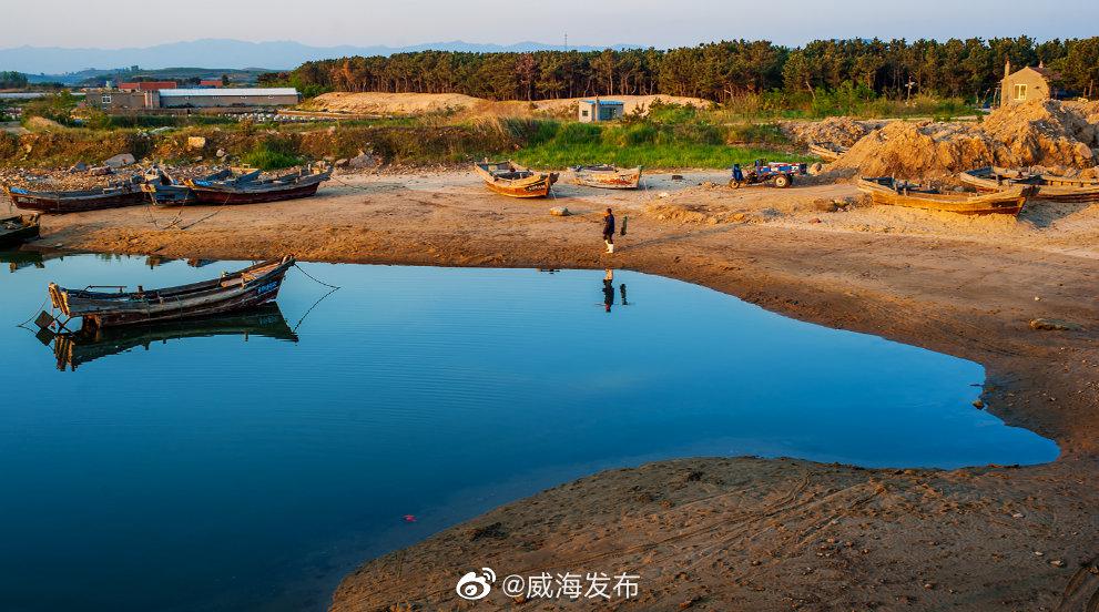 美丽威海在荣成港西镇虎头角北约2公里的海域中有一座形状很像雄鸡的