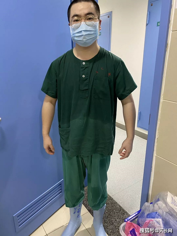 "这些病人在医院里,身边都没有亲人陪护,我们就是他们的亲人.