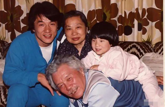 成龙大哥房仕德住在安徽老家家境贫寒自称没拿明星弟弟一分钱