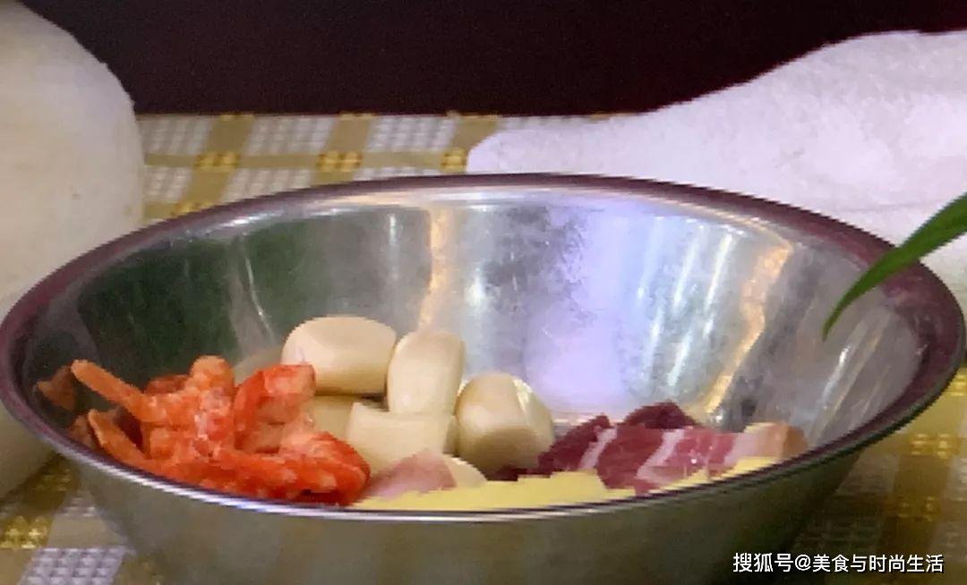 来自临淄晋园集团状元楼的厨师长孙强,为大家介绍冬季养生菜,砂锅煲