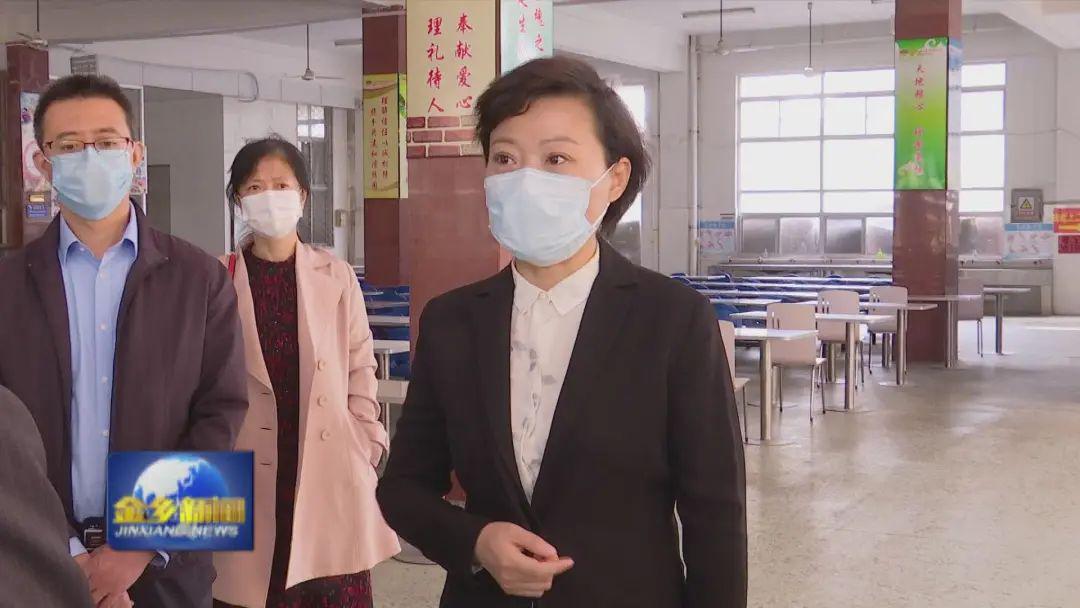 在金乡一中,金乡二中和金育高中,董冰现场查看校园出入管理,测温通道