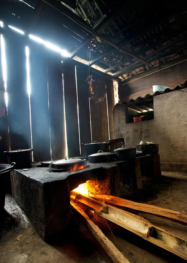 并且,古代贵族为了阶级区分,更是设立了专门的厨房,流传出"下厨房"之