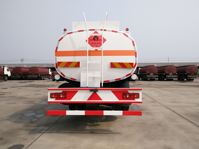 (油罐车的菱形标志)油罐车其实也并不可怕,它本身的用途是"方便运输