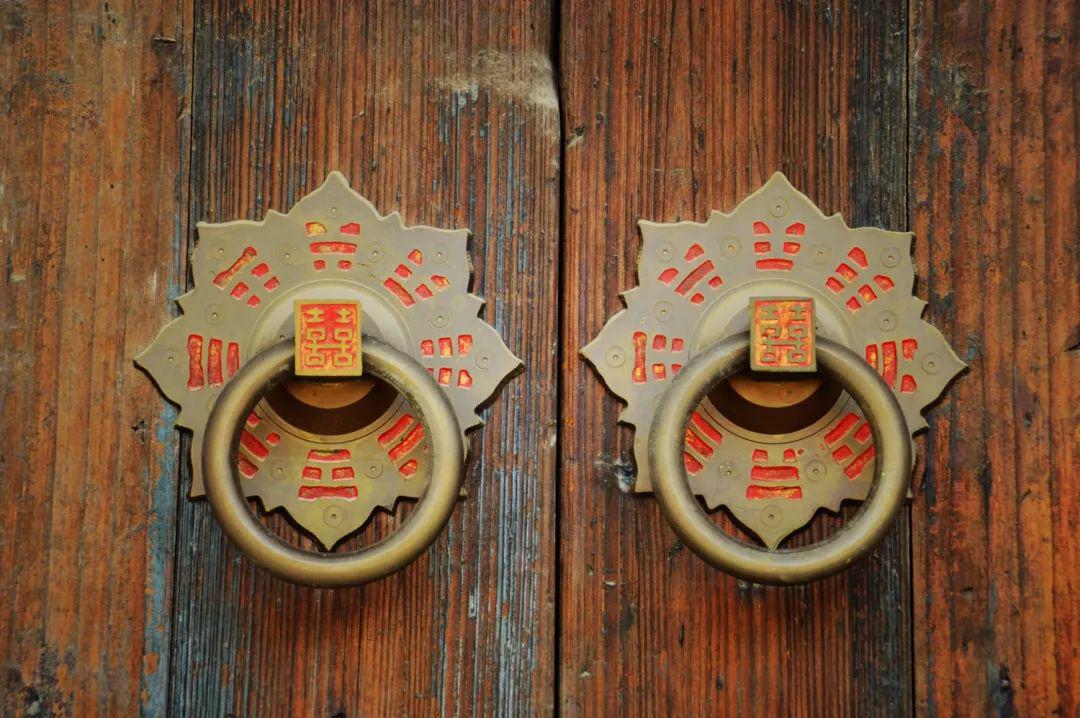 古厝木门上的铺首铜环在岁月的长河里静静守候沧海桑田在一次次的叩击