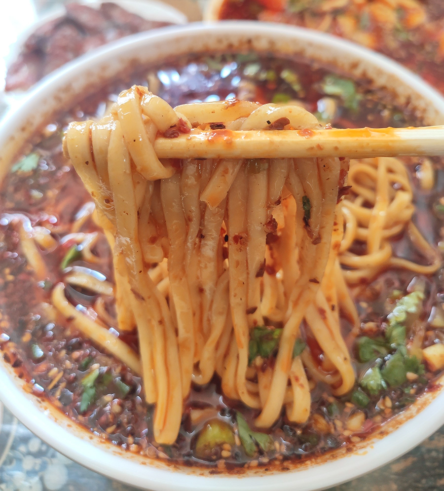 几个月没吃这口儿了,想念我爱的老三样,麻辣面,红油素鸡和腊肠