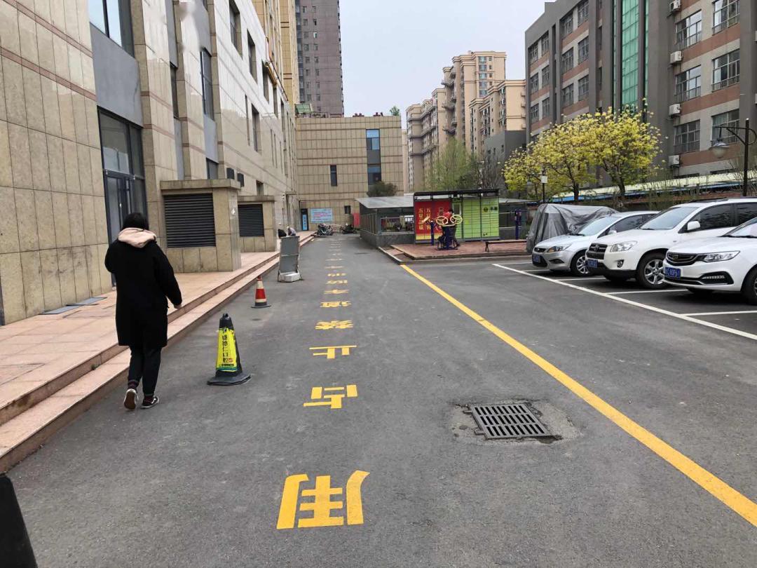 经物业整改,对私家车主进行劝离,保证消防车通道畅通.