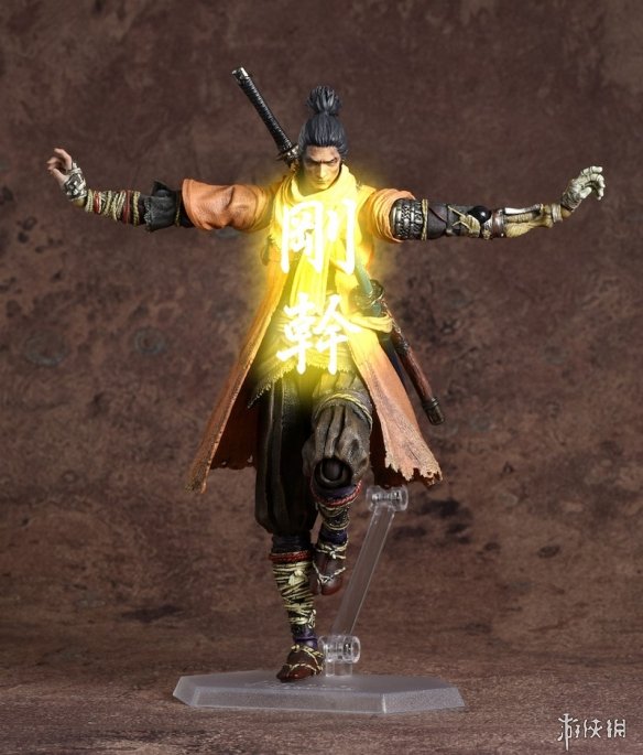 配件还另附有机关斧,长枪,机关伞,鬼佛和【死】特