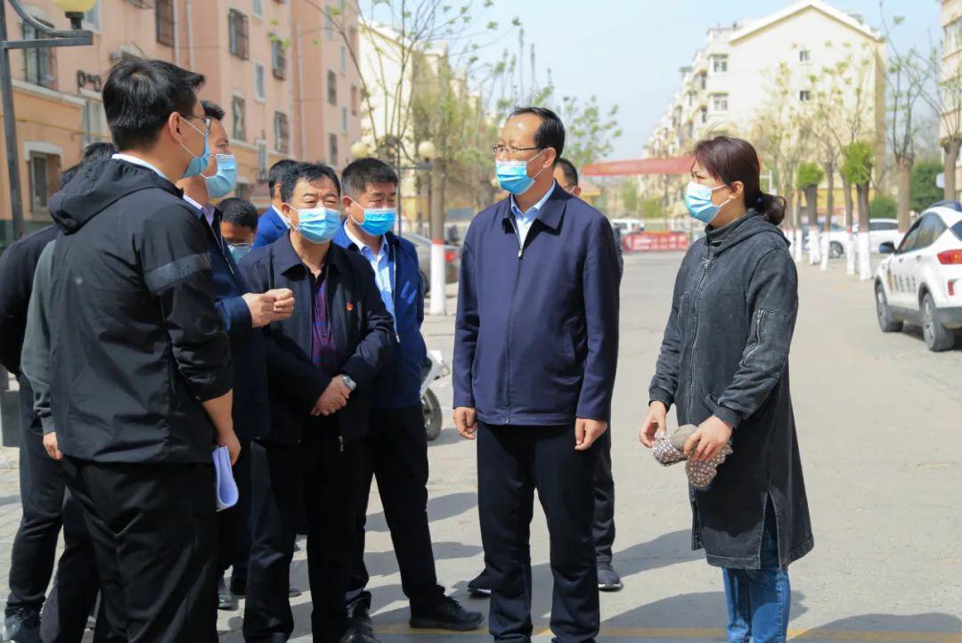 在金星镇金花园c区,李玉山查看了创城,老旧小区改造及绿化工作.