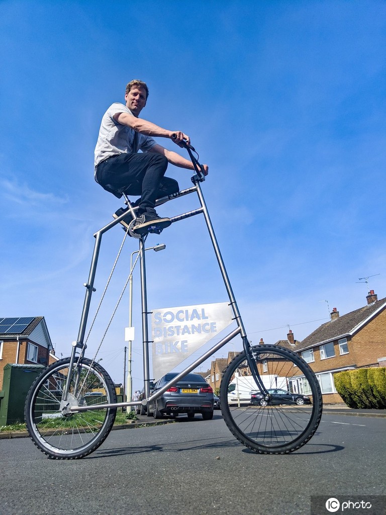 保持社交距离 国外牛人打造2米高自行车创意无限