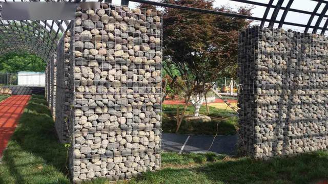 院子砌石笼围墙结结实实,聪明的业主这样一做,晚上效果更漂亮