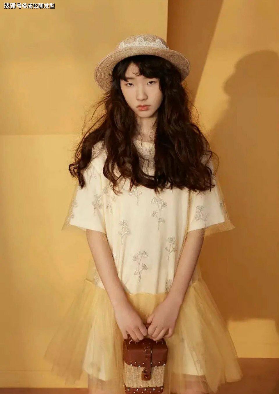 原创14岁拿代言厌世脸搭配白色套装又a又飒她就是小s女儿许熙文