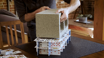 用9万多张扑克盖出世界最高纸牌城堡正在斗地主的我震惊了