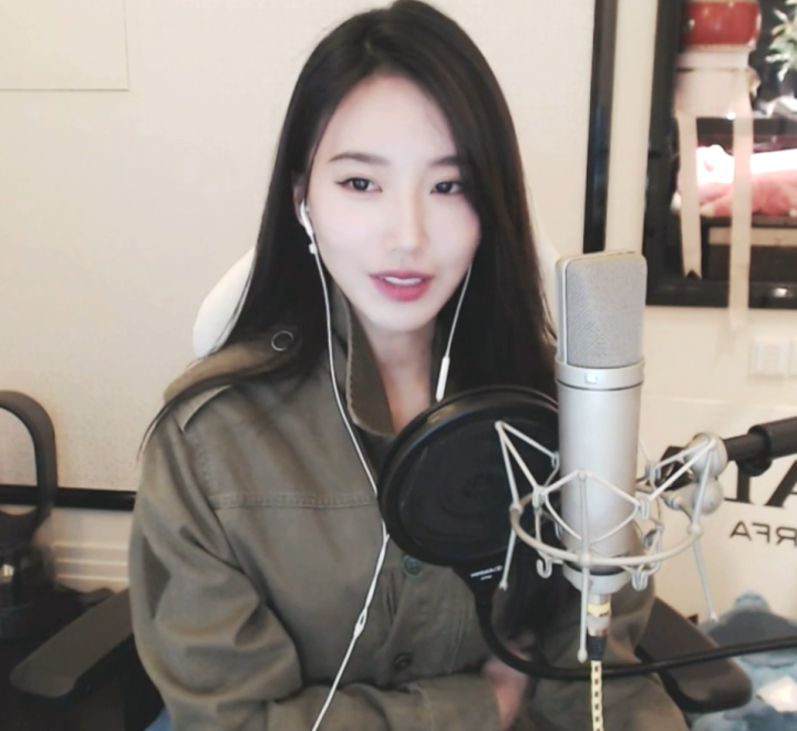 小苏菲首次大尺度带秀挑战斗鱼最严禁令如愿吃到生涯首封首扣