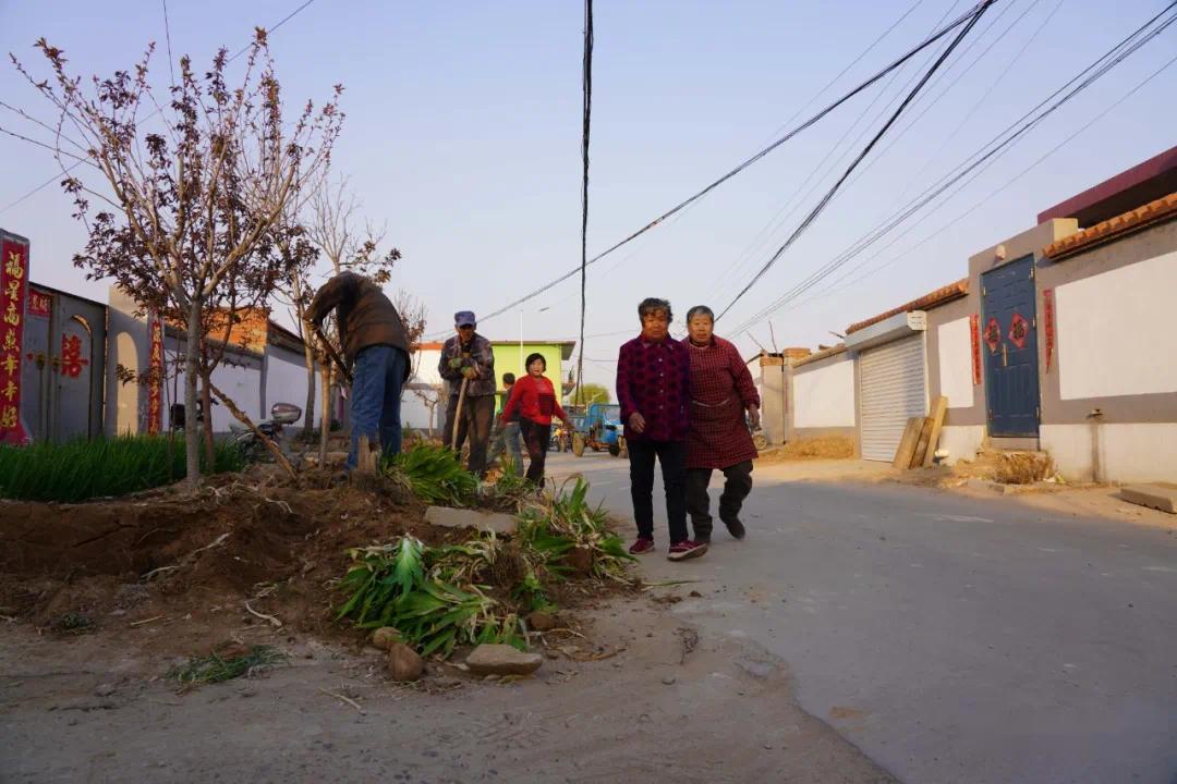 进入天路前,从抚昌黄公路沿途会过坟坨管理区的杨庄头村,王家湾村和