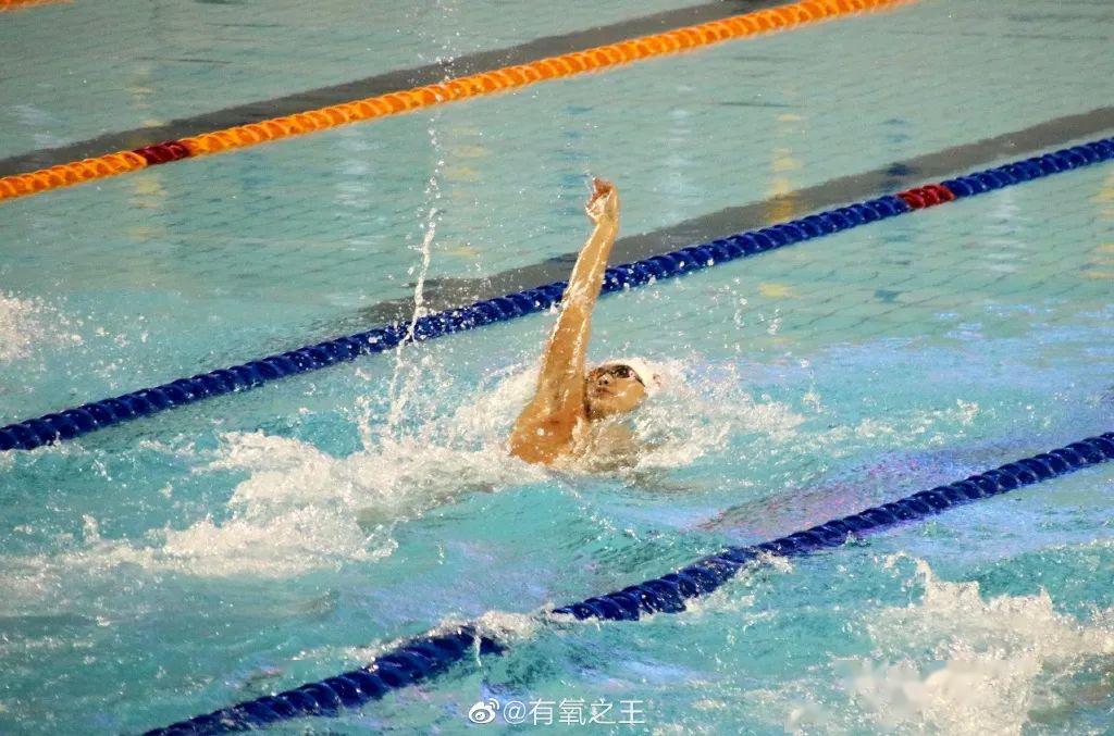 吴俊杰的微博名叫"有氧之王",能感受到他在运动方面的热爱吧!