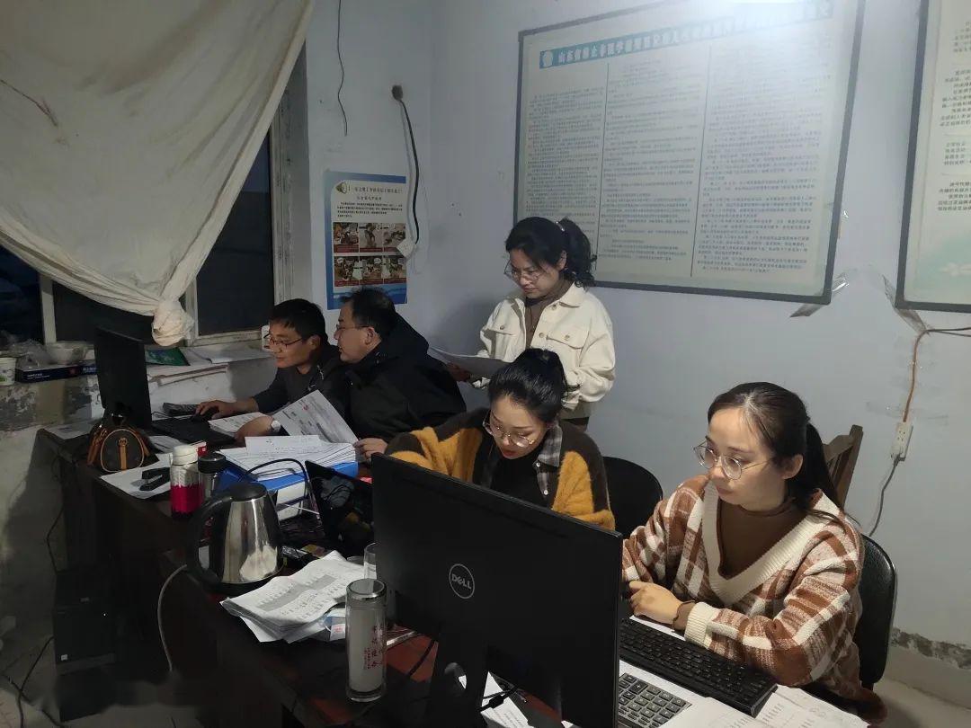 这里的工作不分白天晚上,晚上十点村民来谈签约是经常的事儿,但只要谈