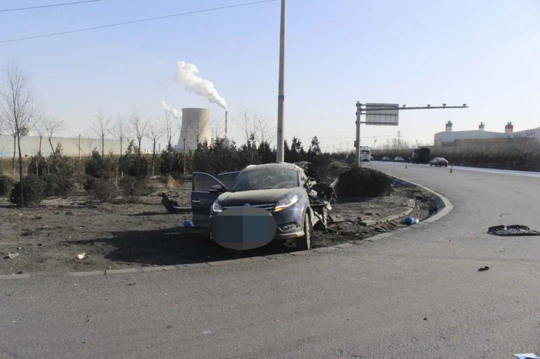 【100.6|警示】无视红灯的小轿车,被大卡车瞬间撞飞