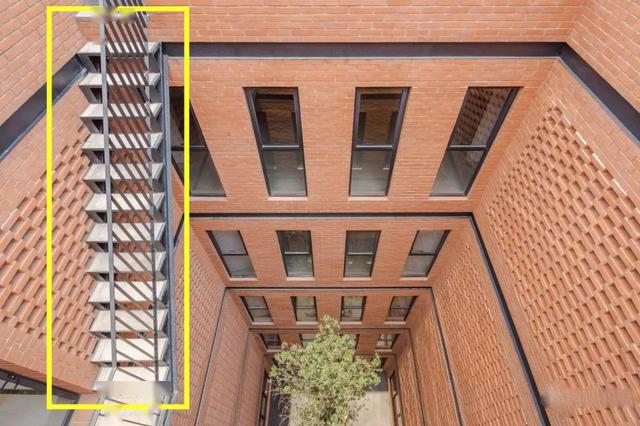 采光井搭建楼梯楼下邻居顺着楼梯就上来了物业这里归他家用