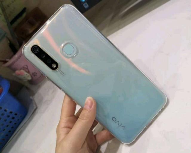 vivo u3的相机功能并不是很强,后置搭载的是超广角三摄,像素分别是