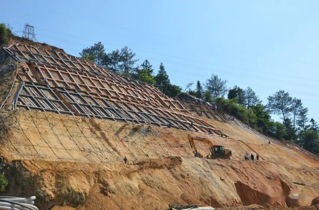 三元区书香世家小区后山滑坡治理工程施工现场三元区书香世家小区后山