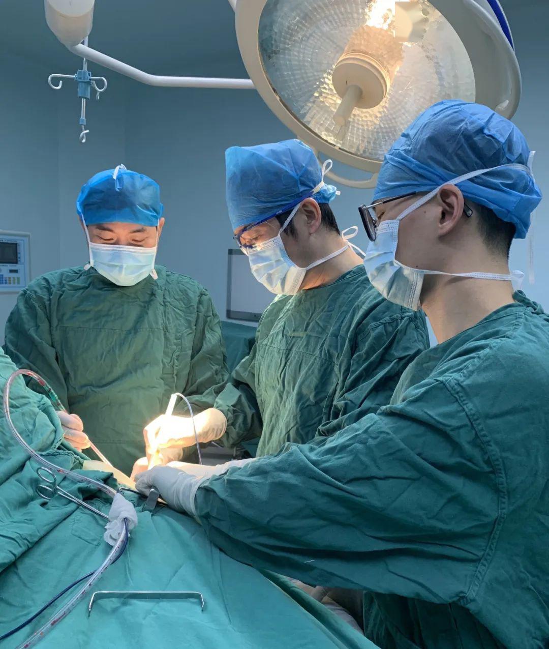 外地骨伤患者辗转就医,医生加班手术缓解病痛