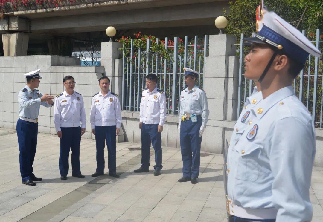 总队 政委 赖世雄听取队列训练情况汇报