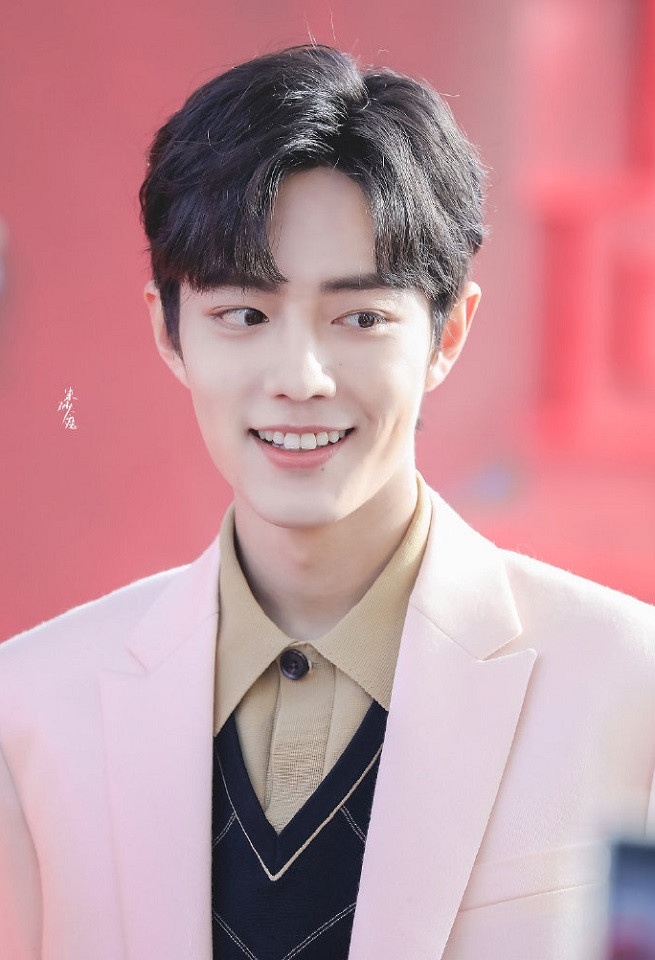 谁说男生不能穿粉红色10位男星粉色西装李现优雅肖战可爱