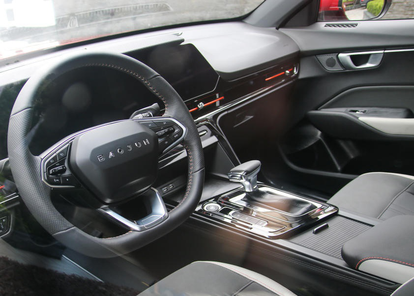 内饰方面,新宝骏rc6采用了环抱式中控台的设计,中控由双12.