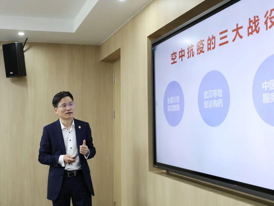 倪荣博士汇报工作微医高级副总裁,华佗云ceo▲开展座谈交流在微医展厅