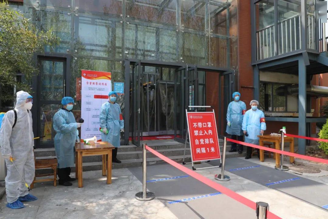 学校举行疫情防控应急演练_体温