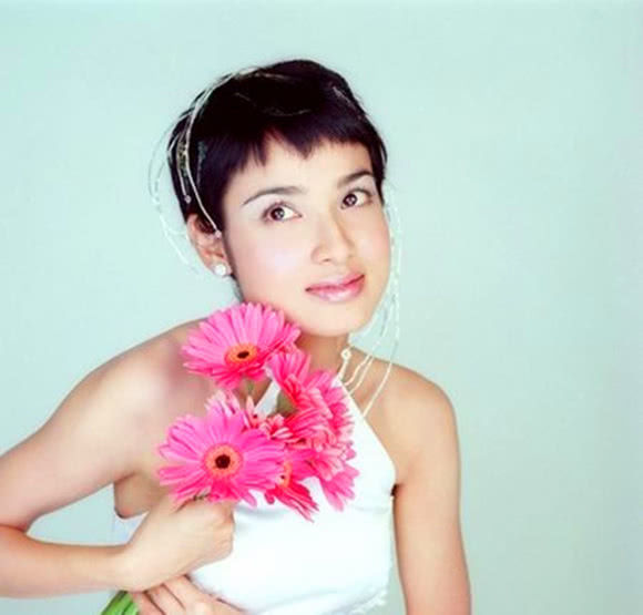 不过她曾出演《寻秦记》中的赵国公主,还出演过《流星花园2》中的叶莎