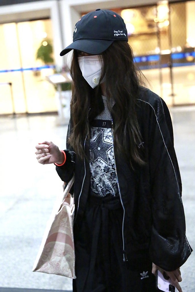 杨颖现身机场一套黑色休闲装戴口罩认不出2万包包背两个太壕