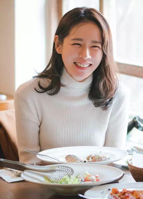 孙艺珍笑起来眉眼弯弯的,很有亲和力,看起来很舒服.