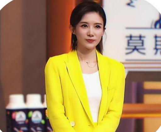 原创主持金奖蔡紫辗转娱乐圈!穿黄色西服套装霸气十足,不输颜霸baby