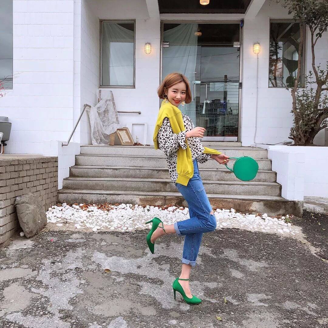 vivamoon 透视感的造型配上碎花长裙营造若影若现效