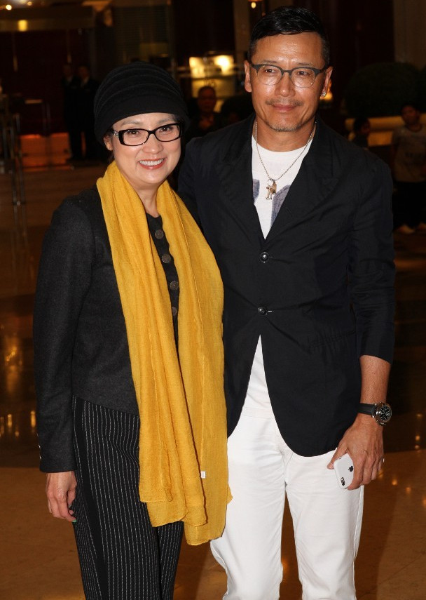 58岁戚美珍与老公恩爱如初身材走样满脸皱纹都丝毫不受影响