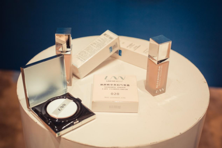 让41岁的大黑牛闪闪发光的秘密就在澜斐儿粉底液