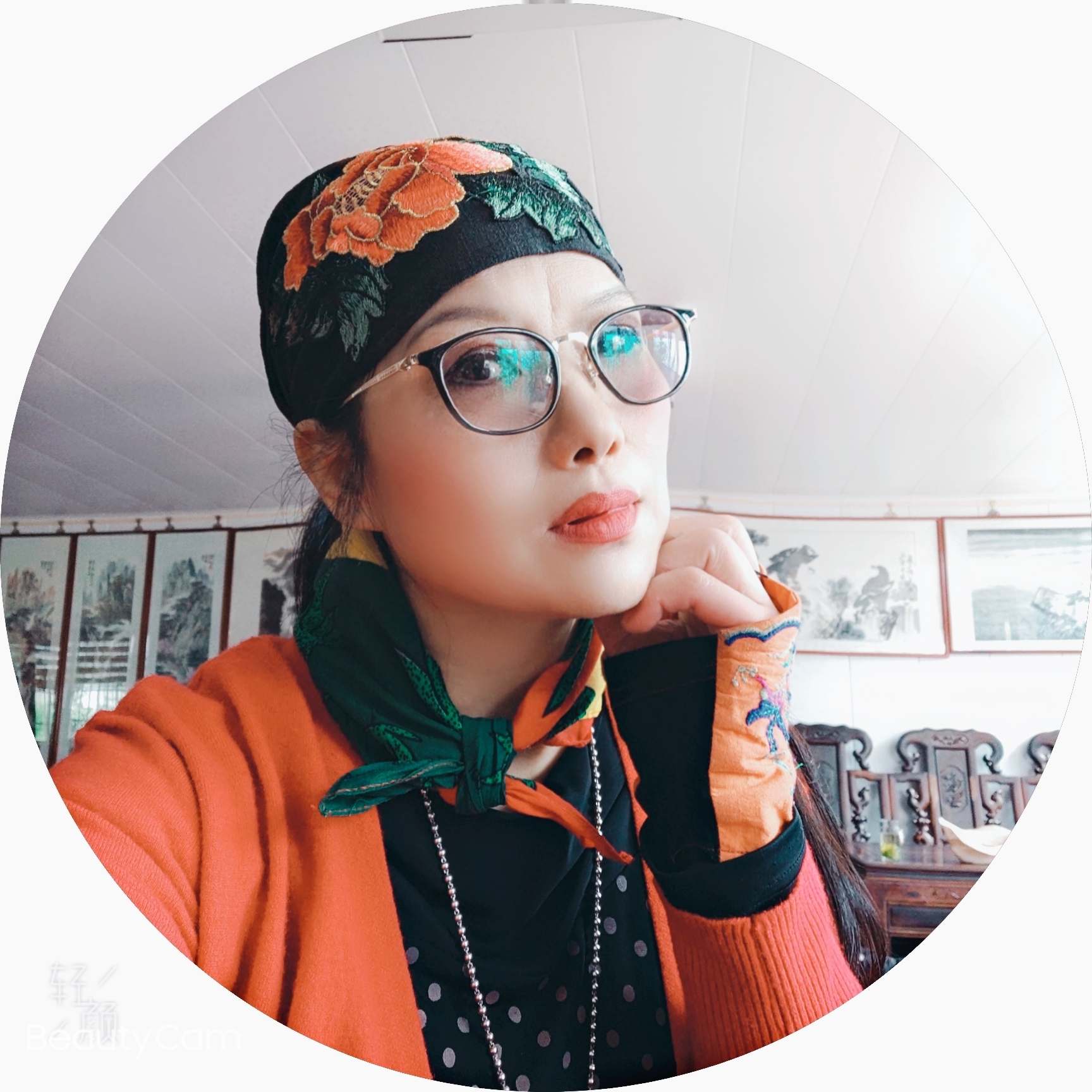 徐莉君:江苏南京人,中国国学书画研究院常务副秘书长,江西景德镇国学