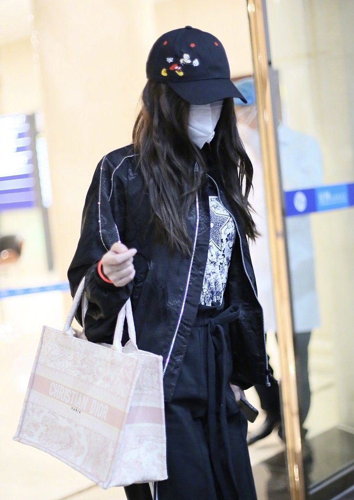 杨颖现身机场一套黑色休闲装戴口罩认不出2万包包背两个太壕