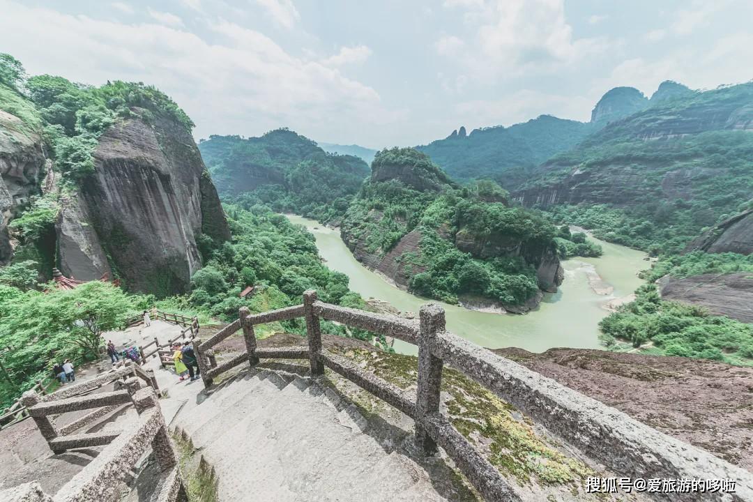 是世界雙遺的5a級旅遊景區奇特的丹霞地貌位於江西與福建兩省交界處