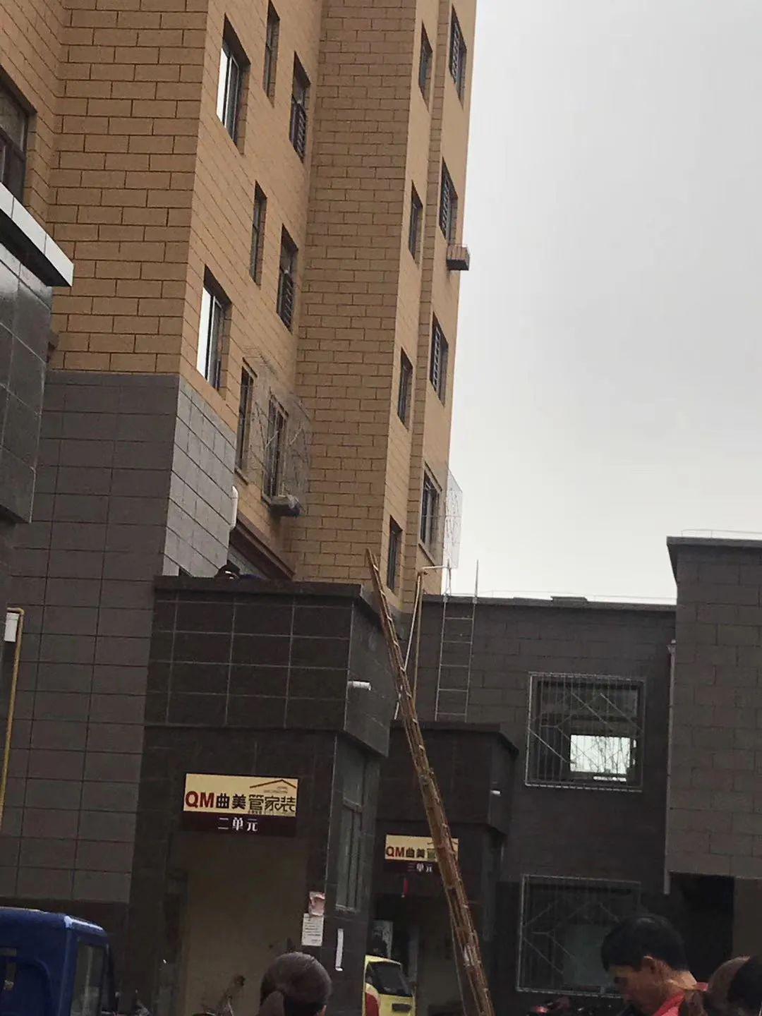 张北东方丽景小区一年轻女孩坠楼,现场视频.