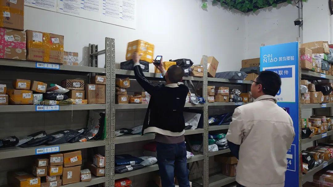 秀山快递超市新增的扫一扫功能取包裹更贴心