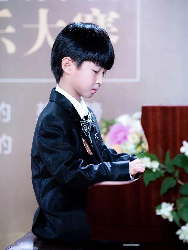 春风里,你弹钢琴的样子很美!lecici线上钢琴课来啦_孩子