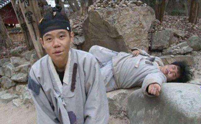 古装剧那些大侠外出行走时下雨总会有间破庙破房子古人都这样过夜吗