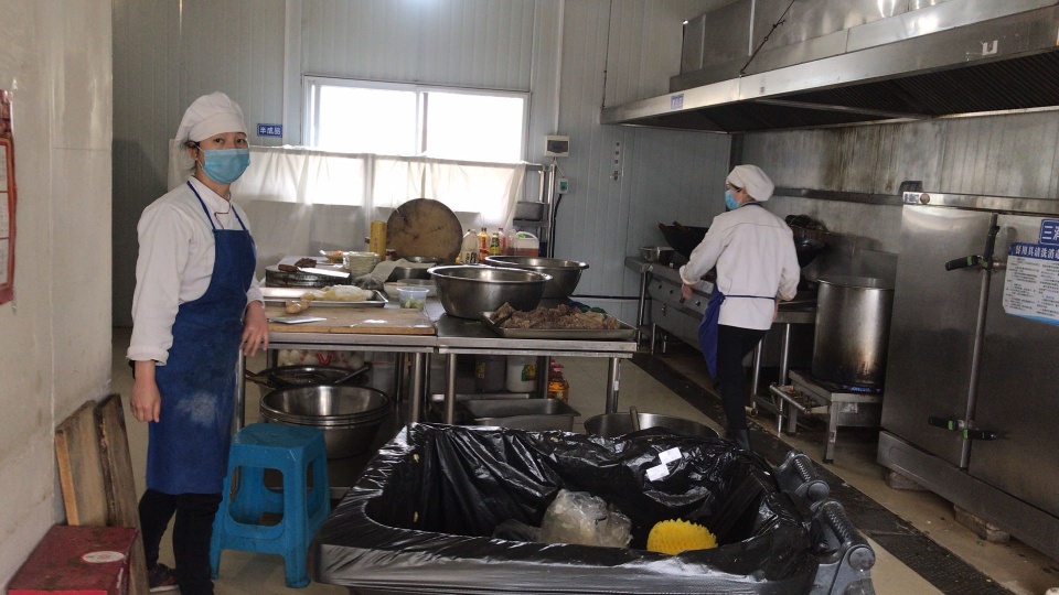 南阳示范区开展建筑工地专项监督 筑牢疫情和食品安全防控网_食堂