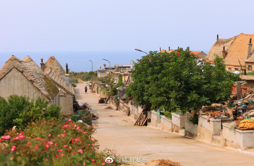 美丽威海在荣成港西镇虎头角北约2公里的海域中有一座形状很像雄鸡的