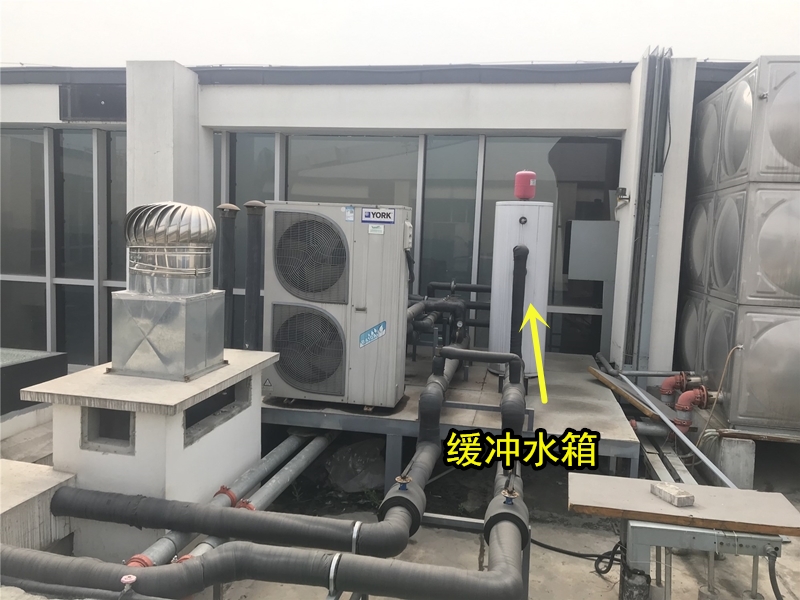 採用三臺約克yvag全變頻系列33kw兩聯供主機提供熱源,夏天製冷冬天