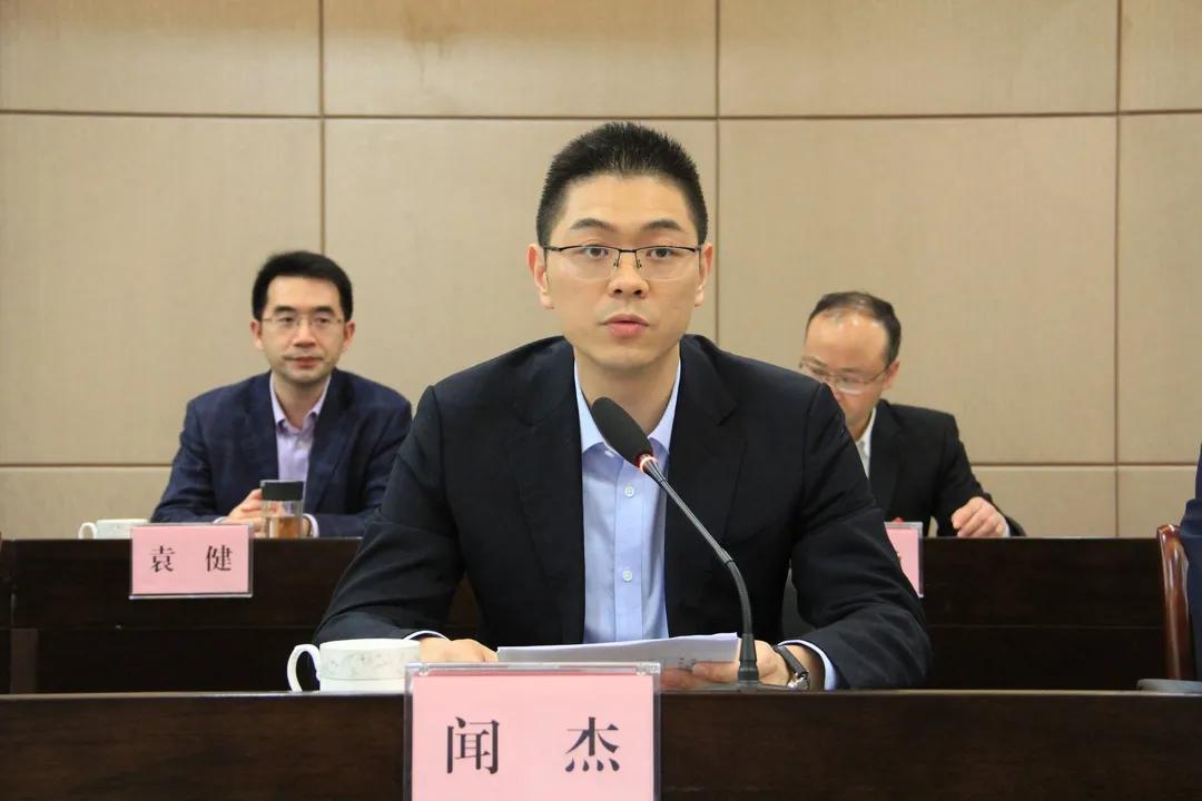 城南办事处党委副书记,人大工委主任闻杰主持会议.